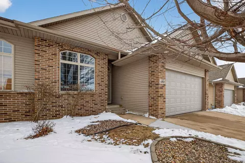 4801 Briarwood Dr, Cedar Falls, IA 50613