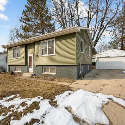 2547 W 9th St, Waterloo, IA 50702