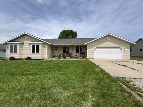304 E 6th St, Newhall, IA 52315
