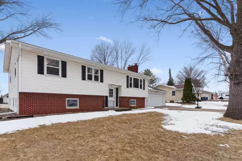 4309 Crestview Dr, Cedar Falls, IA 50613 photo 2