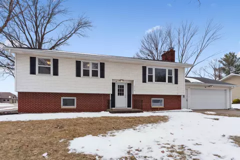 4309 Crestview Dr, Cedar Falls, IA 50613