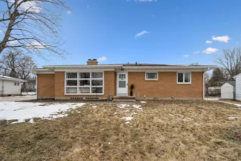 1214 Pleasant Valley Dr, Waterloo, IA 50701
