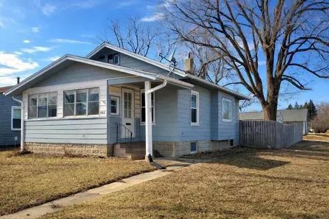 402 Black Hawk Rd, Waterloo, IA 50701