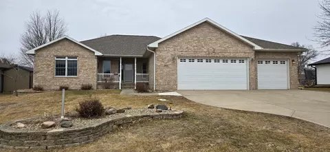 903 Blaine St, Dysart, IA 52224