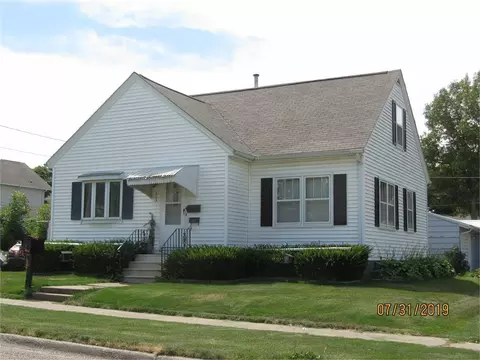 303 West St, Reinbeck, IA 50669