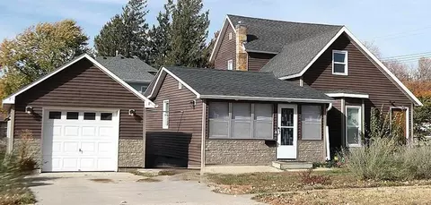 901 11th St, Grundy Center, IA 50638