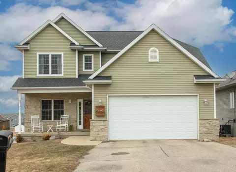 5568 Summerland Dr, Waterloo, IA 50701