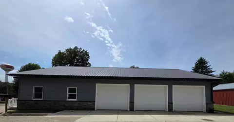 Exterior - 712 E Main St, New Hampton, IA 50659 photo 2 of 2