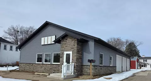 712 E Main St, New Hampton, IA 50659