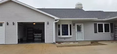 203 E Ridge St, Readlyn, IA 50668