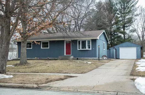 1012 Cedar River Dr, Waverly, IA 50677
