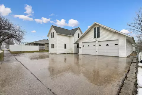 306 2nd Ave SW, Waukon, IA 52172