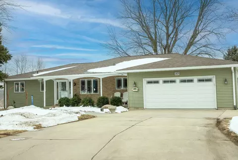 203 Southridge Dr, Waverly, IA 50677