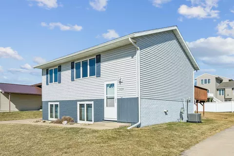 4034 Mark Dr, Waterloo, IA 50701 photo 3