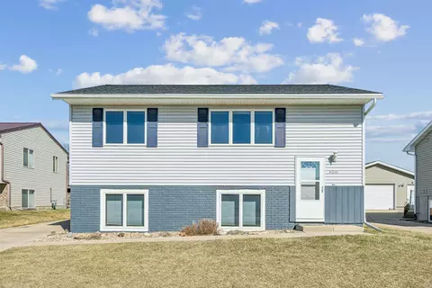 4034 Mark Dr, Waterloo, IA 50701