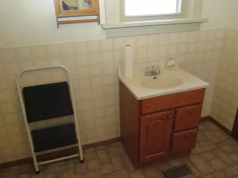 Bath - 818 E Main, Decorah, IA 52101 photo 2 of 3