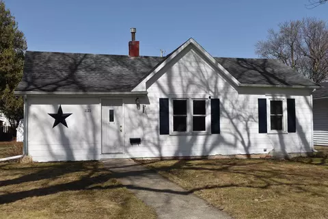 1121 Oak St, Osage, IA 50461