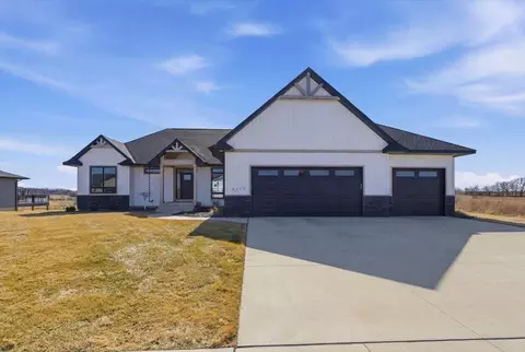 4717 Wild Horse Dr, Cedar Falls, IA 50613