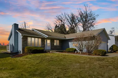 929 Barnett Dr, Cedar Falls, IA 50613