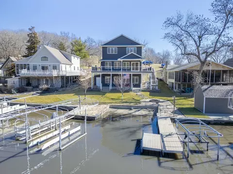 22598 262nd St, Delhi, IA 52223