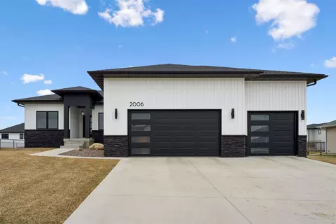 2006 Reese Rd, Cedar Falls, IA 50613