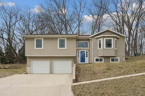 405 Oak St, Decorah, IA 52101