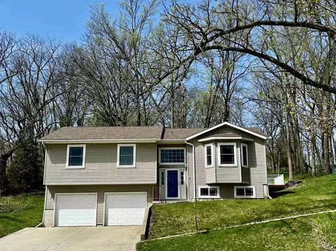 405 Oak St, Decorah, IA 52101