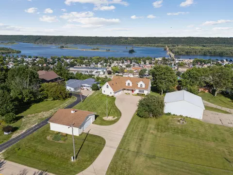 1023 Acre St, Guttenberg, IA 52052