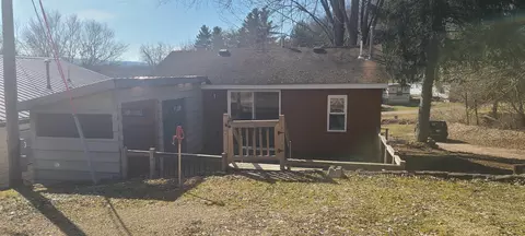 2360 Edwards Ln, Harpers Ferry, IA 52146