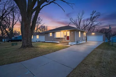 1286 Scott Ave, Waterloo, IA 50701