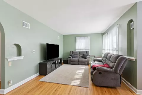 Living - 1141 E Mitchell Ave, Waterloo, IA 50702 photo 1 of 1