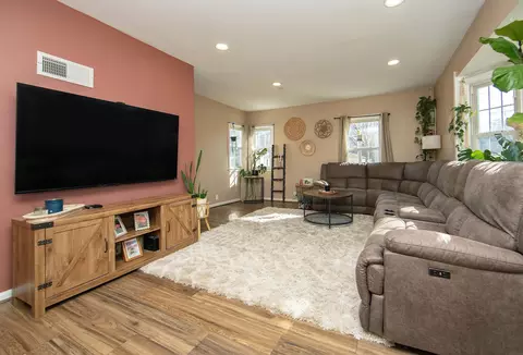 Living - 1181 E Mitchell, Waterloo, IA 50702 photo 2 of 4