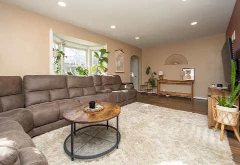 Living - 1181 E Mitchell, Waterloo, IA 50702 photo 3 of 4