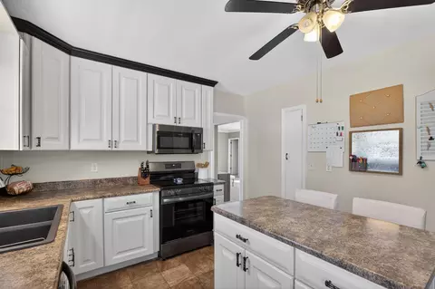 Kitchen - 210 Ivanhoe Rd, Waterloo, IA 50701 photo 3 of 3