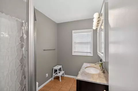 Bath - 210 Ivanhoe Rd, Waterloo, IA 50701 photo 2 of 3