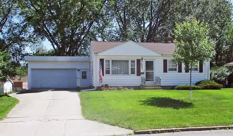 1421 Madison St, Cedar Falls, IA 50613