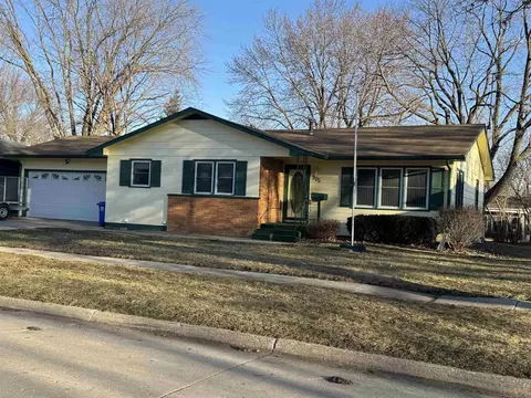 905 10th St, Charles City, IA 50616