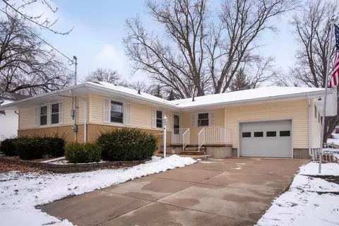1946 Rainbow Dr, Waterloo, IA 50701