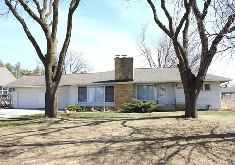 3004 Mcclain Dr, Cedar Falls, IA 50613