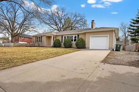 3921 Oak Park Cir, Waterloo, IA 50701