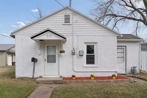 915 Evergreen Ave, Waterloo, IA 50701