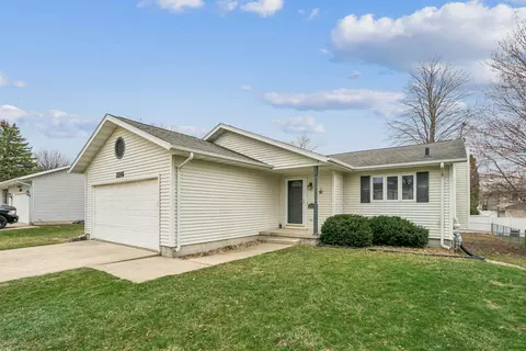 2216 W 8th St, Cedar Falls, IA 50613