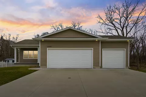 1205 Fran St, Evansdale, IA 50707
