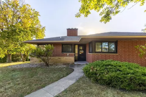 904 Columbia Dr, Cedar Falls, IA 50613