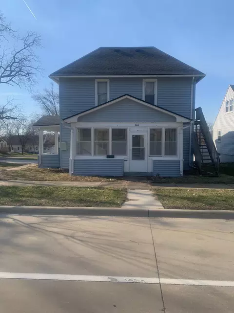706 W 12th St, Cedar Falls, IA 50613