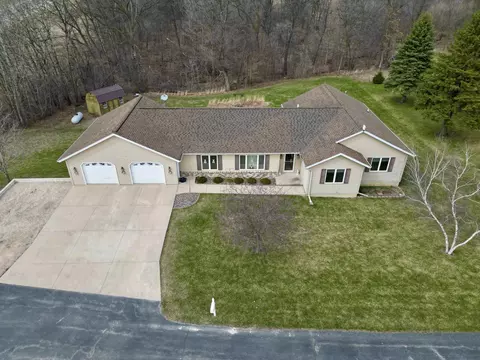 1634 Hickory Hill Rd, Decorah, IA 52101