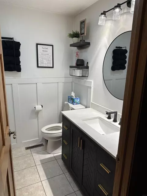 Bath - 332 Fleur Dr, New Hampton, IA 50659 photo 2 of 4