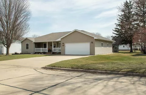 507 W 4th St, Readlyn, IA 50668