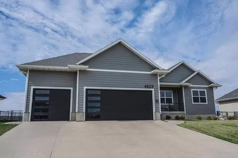 4823 Ironwood Dr, Cedar Falls, IA 50613