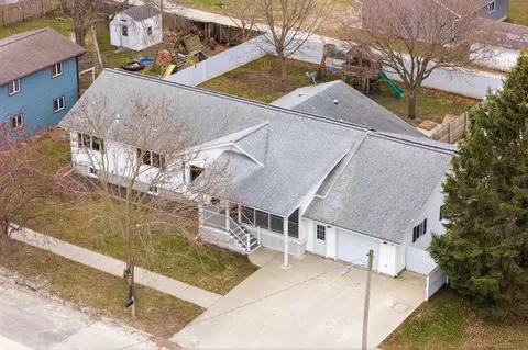 713 Maple Ave, Decorah, IA 52101